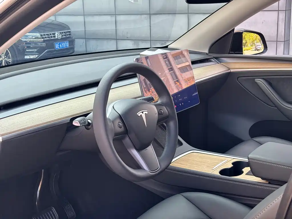 Tesla Model Y 2022 Rear-Wheel Drive Version 2023 - thumbnail 10