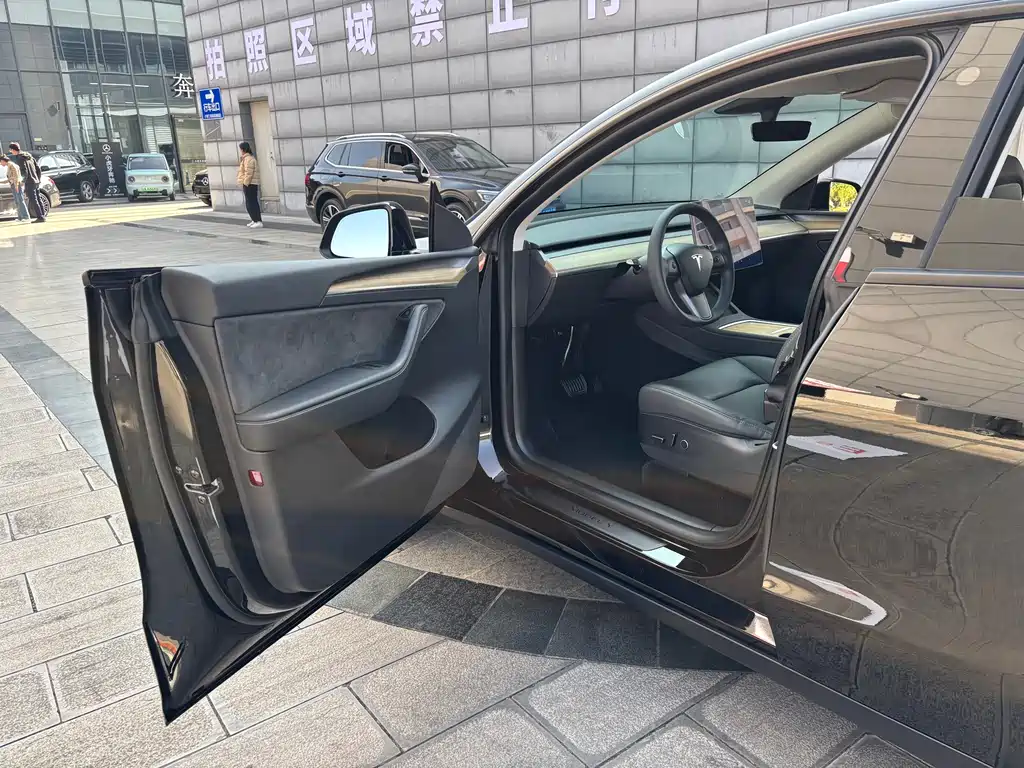 Tesla Model Y 2022 Rear-Wheel Drive Version 2023 - thumbnail 11