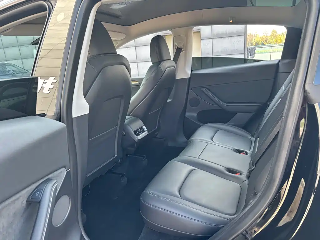 Tesla Model Y 2022 Rear-Wheel Drive Version 2023 - thumbnail 12