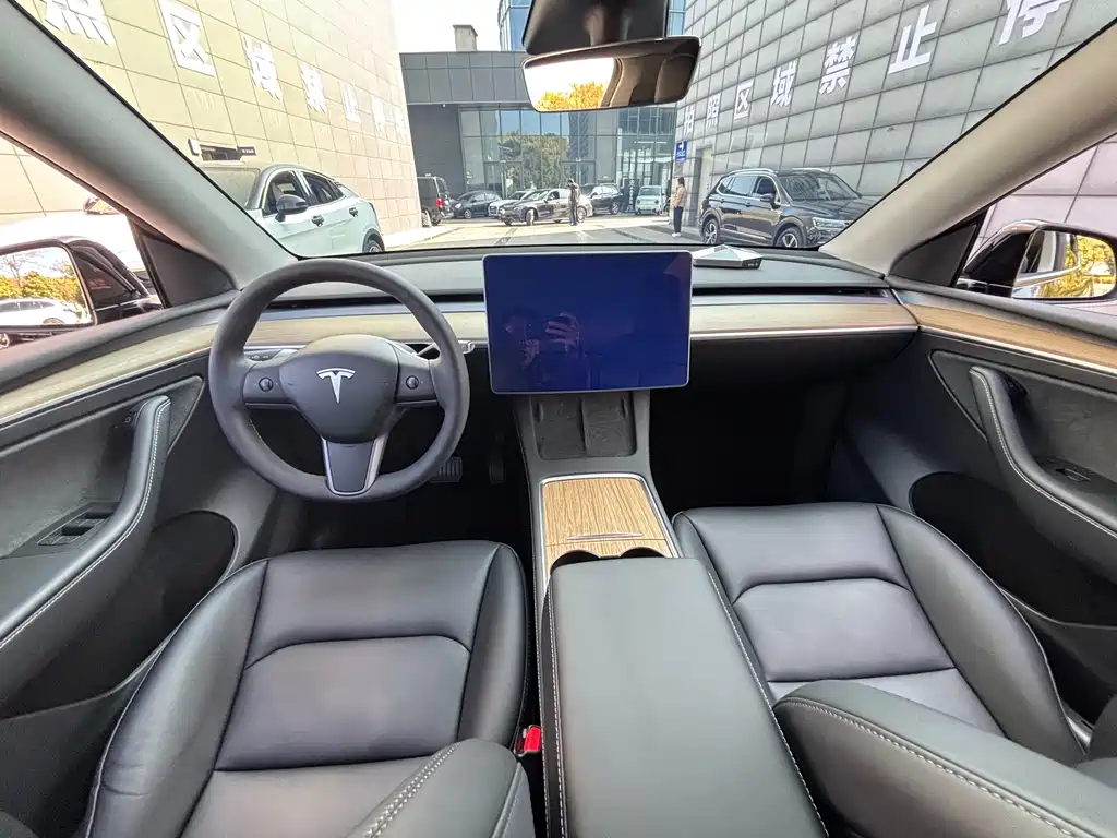 Tesla Model Y 2022 Rear-Wheel Drive Version 2023 - thumbnail 14