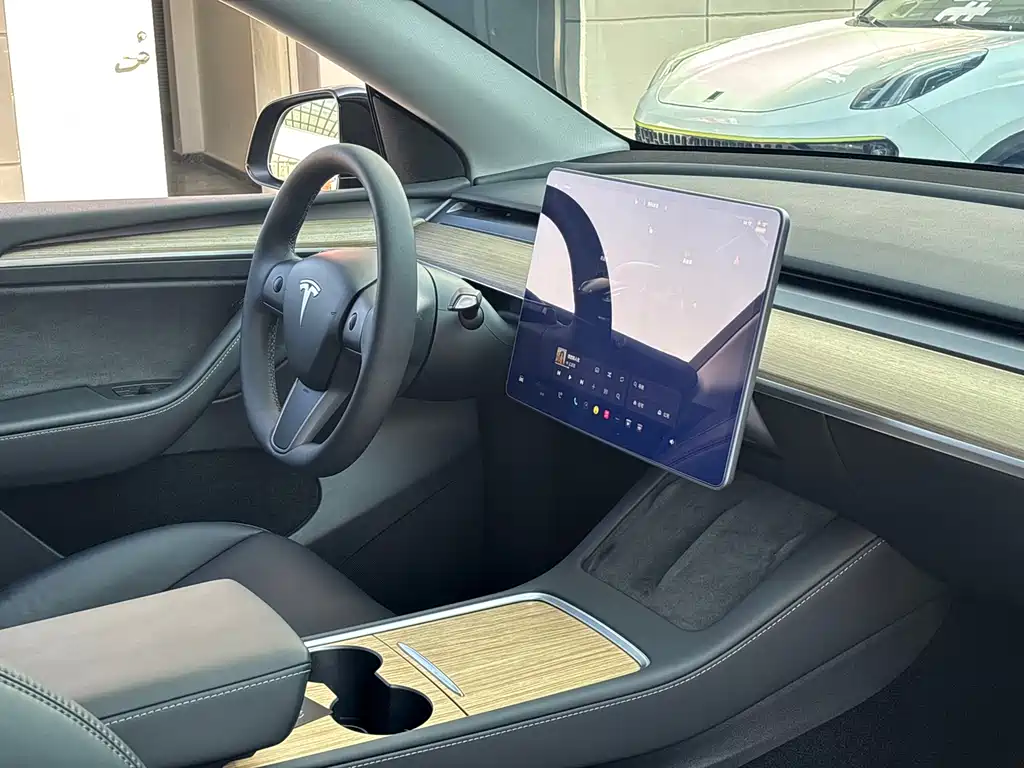 Tesla Model Y 2022 Rear-Wheel Drive Version 2023 - thumbnail 18