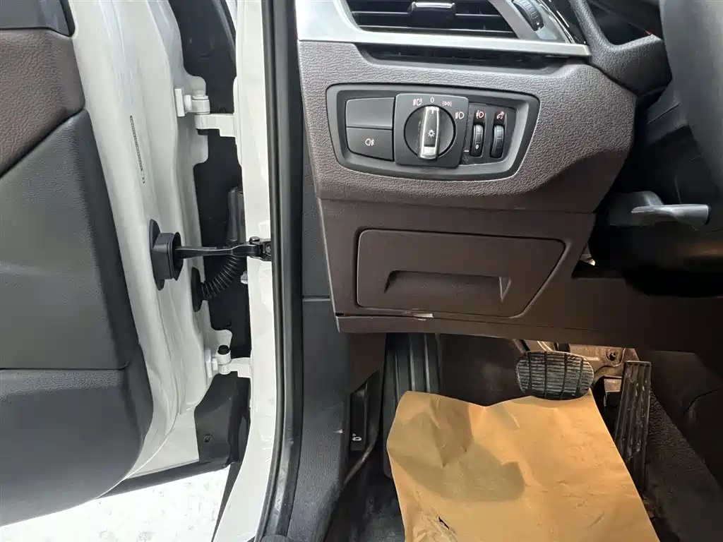 BMW BMW X1 2022 sDrive20Li Premium Model 2022 - thumbnail 10
