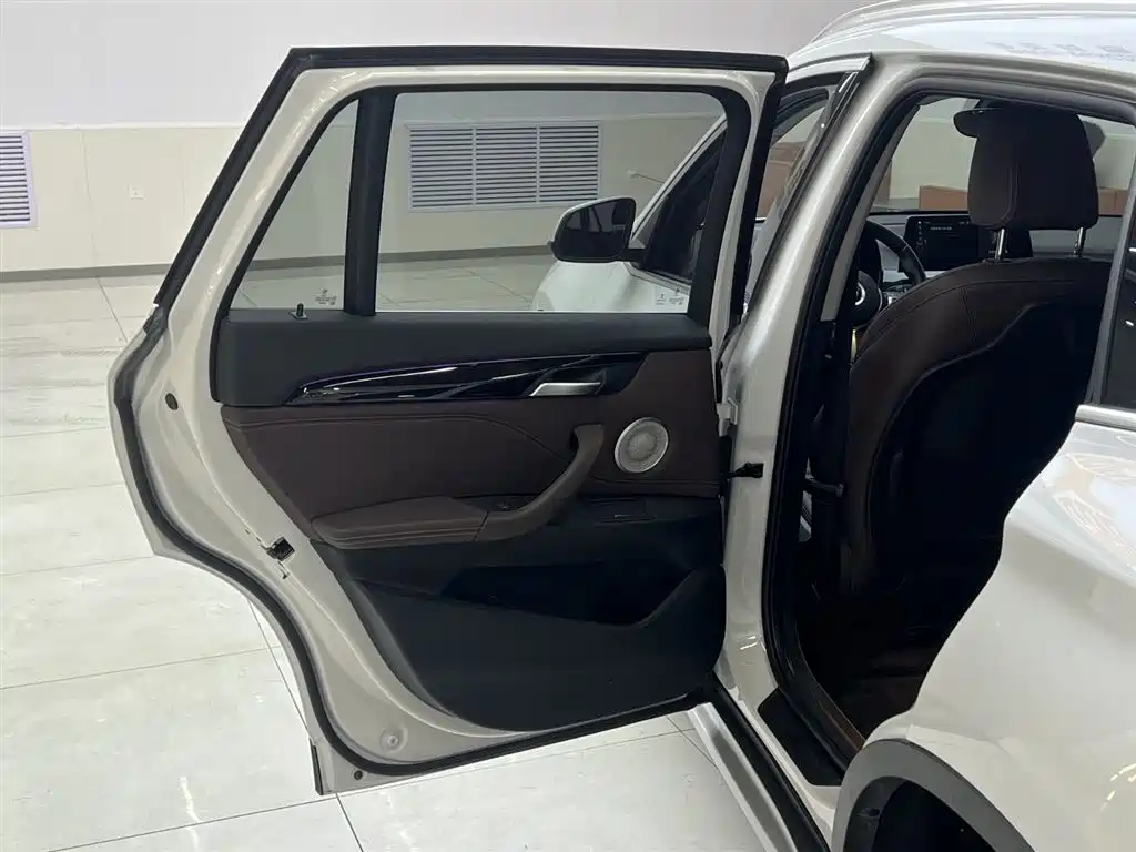 BMW BMW X1 2022 sDrive20Li Premium Model 2022 - thumbnail 17
