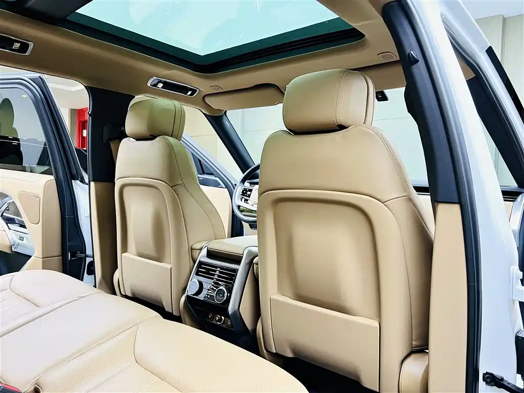 Land Rover Range Rover 2023 3.0 L6 360PS Vogue Edition 2023 - thumbnail 16