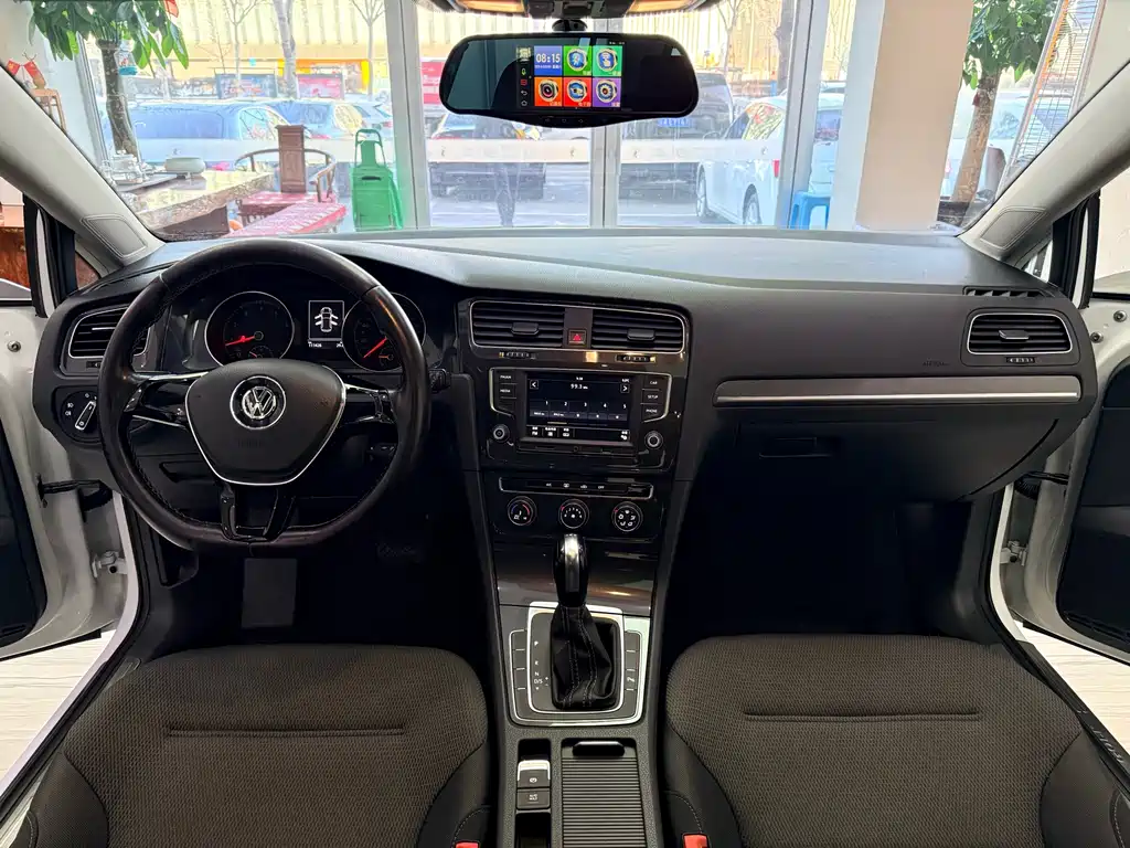Volkswagen Golf 2017 230TSI Automatic Comfort Million Vehicle Commemorative Edition 2017 - thumbnail 7