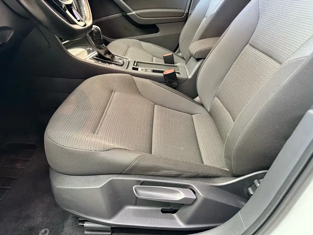 Volkswagen Golf 2017 230TSI Automatic Comfort Million Vehicle Commemorative Edition 2017 - thumbnail 13