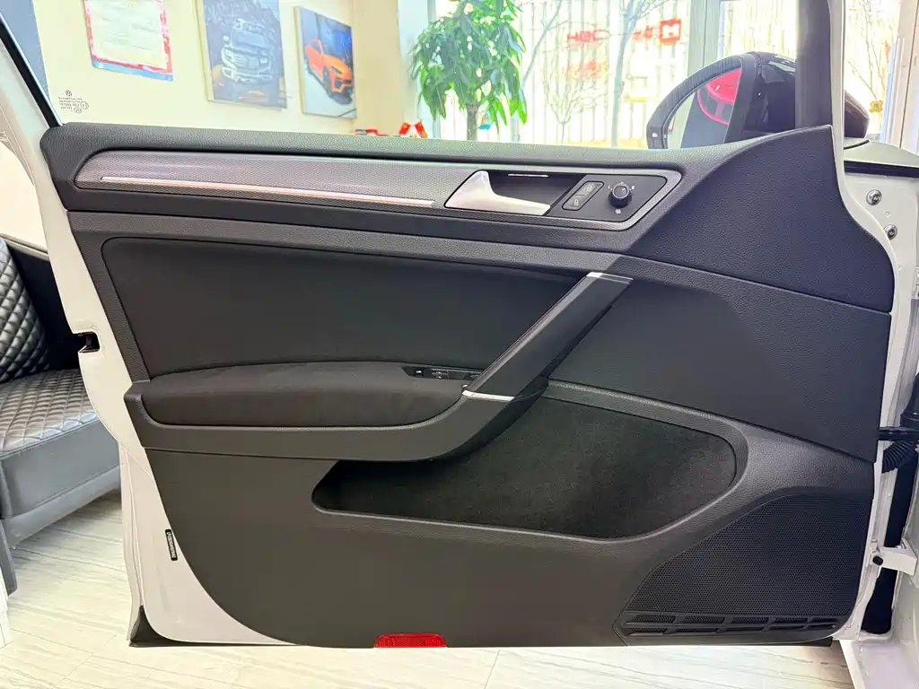 Volkswagen Golf 2017 230TSI Automatic Comfort Million Vehicle Commemorative Edition 2017 - thumbnail 14