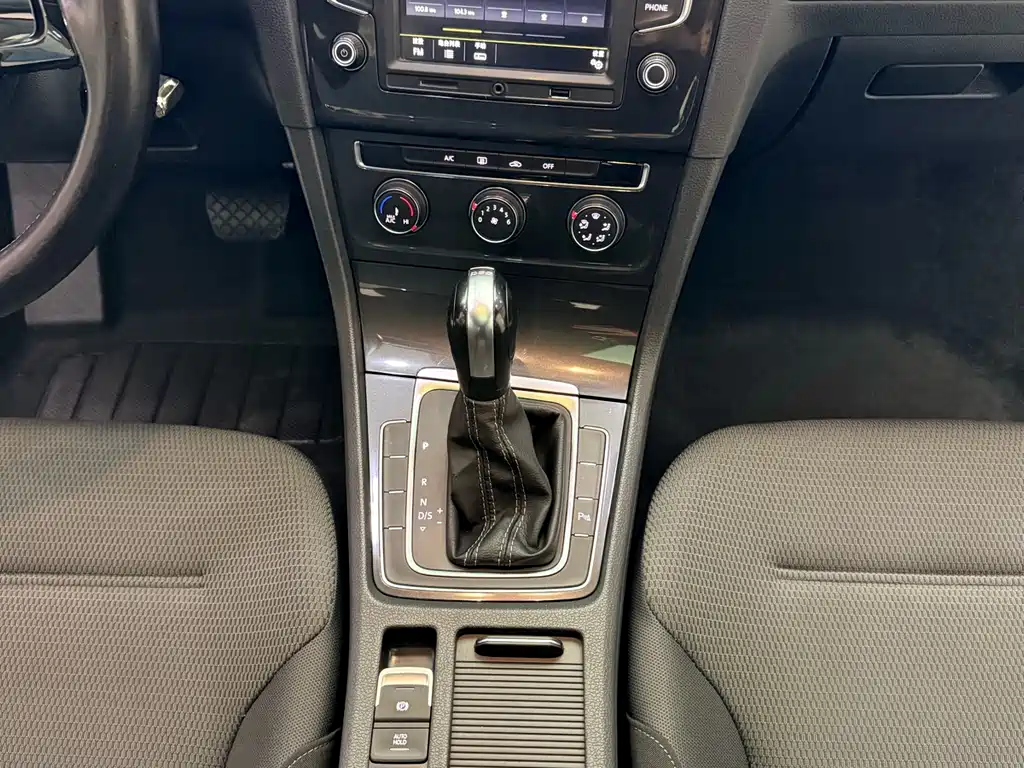 Volkswagen Golf 2017 230TSI Automatic Comfort Million Vehicle Commemorative Edition 2017 - thumbnail 15