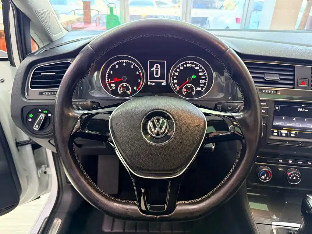 Volkswagen Golf 2017 230TSI Automatic Comfort Million Vehicle Commemorative Edition 2017 - thumbnail 16