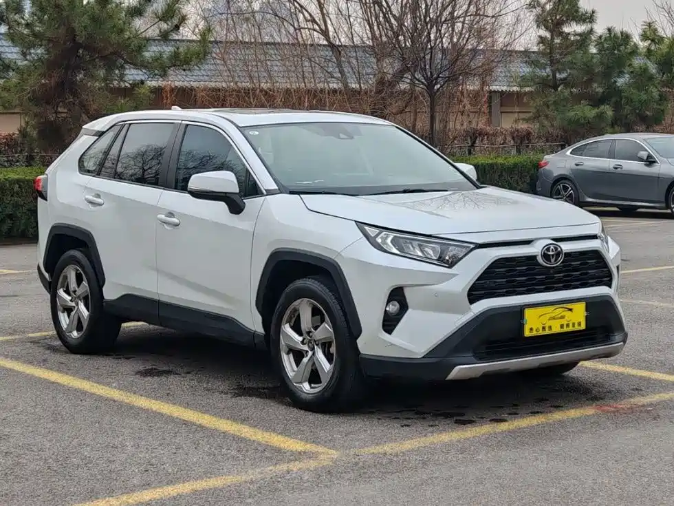 Toyota RAV4 2022 2.0L CVT 2WD Fashion Plus Edition 2023 - thumbnail 3