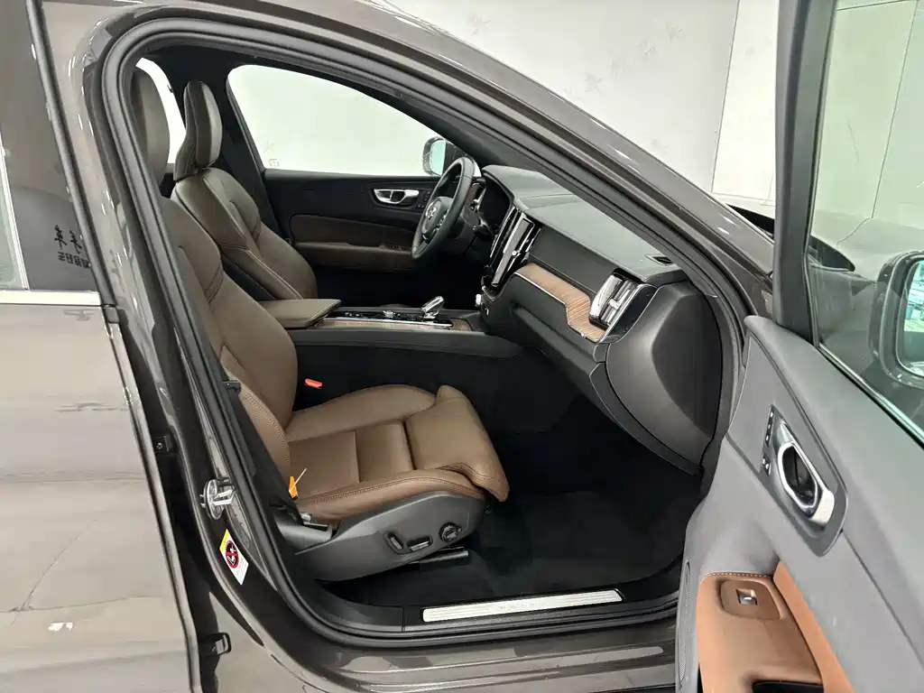 Volvo Volvo XC60 2025 B5 AWD Intelligent Luxury Edition 2025 - thumbnail 23