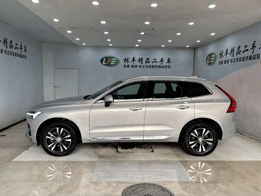 Volvo Volvo XC60 2025 B5 AWD Momentum Luxury Edition 2025 - thumbnail 4