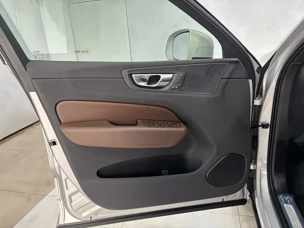 Volvo Volvo XC60 2025 B5 AWD Momentum Luxury Edition 2025 - thumbnail 10