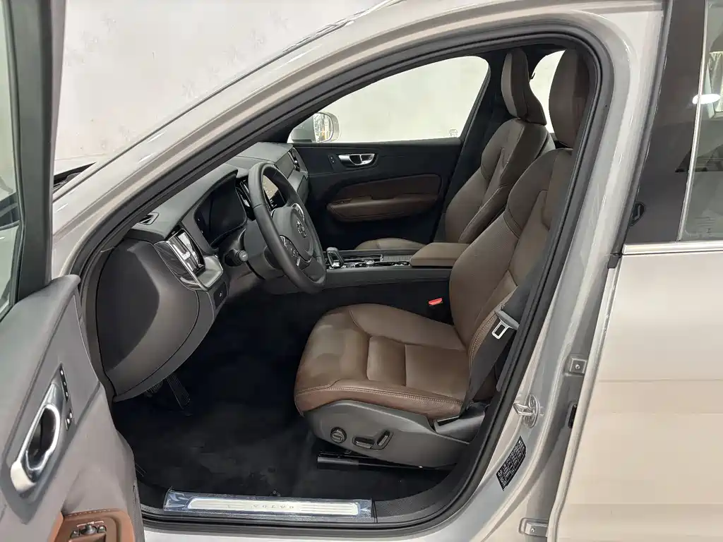 Volvo Volvo XC60 2025 B5 AWD Momentum Luxury Edition 2025 - thumbnail 11
