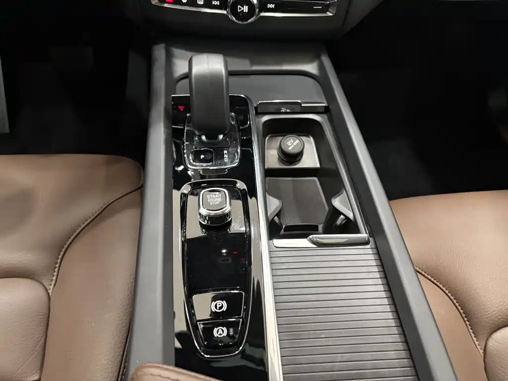 Volvo Volvo XC60 2025 B5 AWD Momentum Luxury Edition 2025 - thumbnail 17