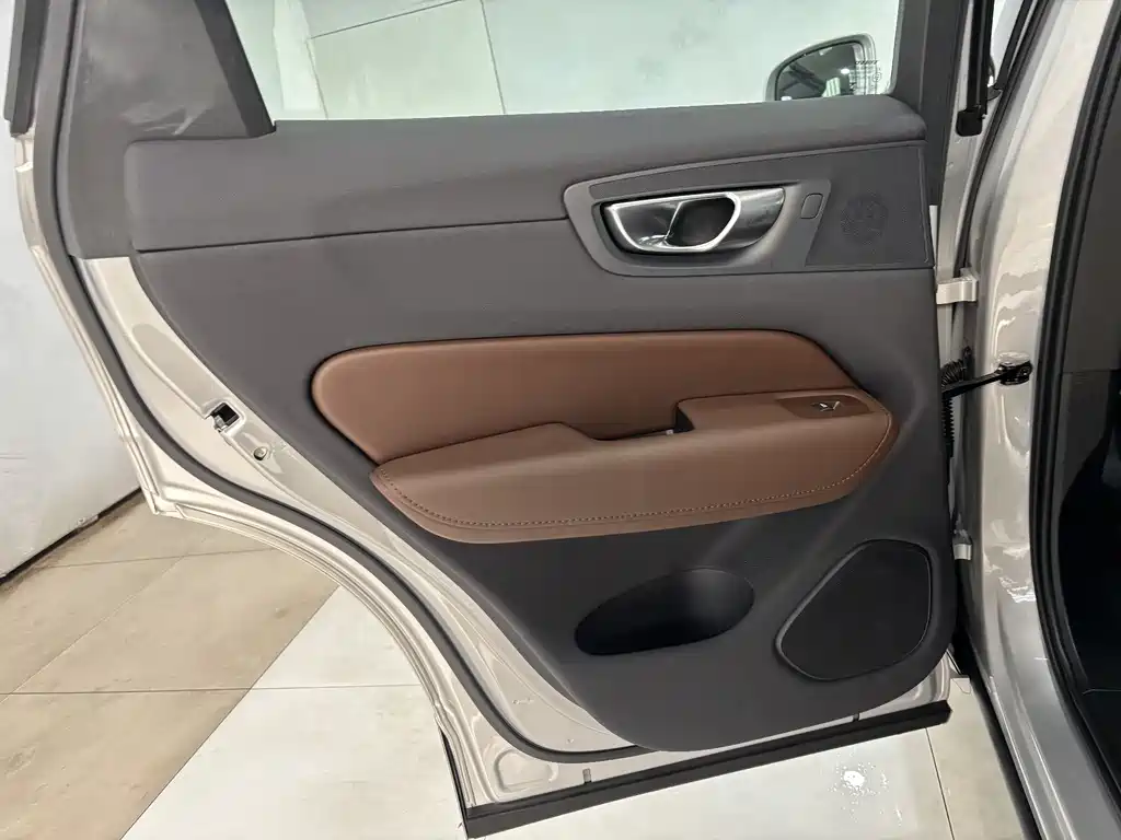 Volvo Volvo XC60 2025 B5 AWD Momentum Luxury Edition 2025 - thumbnail 19