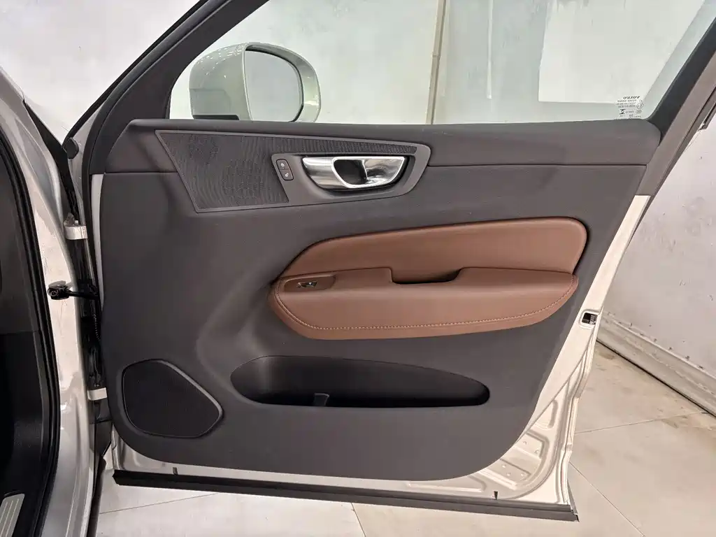 Volvo Volvo XC60 2025 B5 AWD Momentum Luxury Edition 2025 - thumbnail 23
