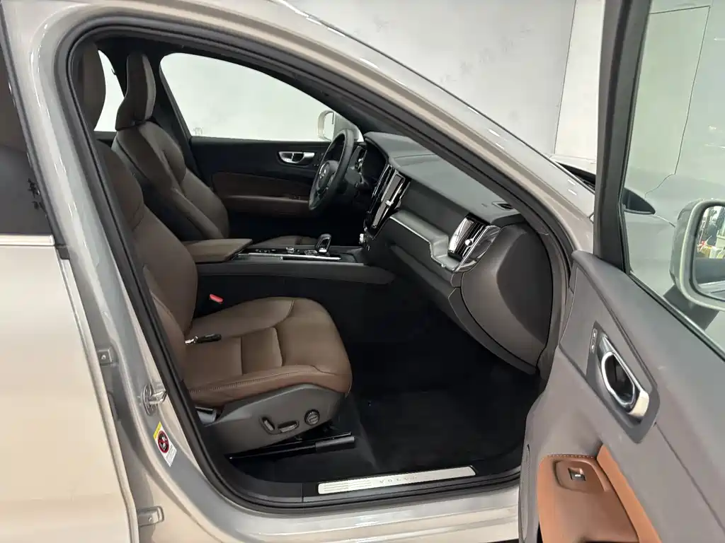 Volvo Volvo XC60 2025 B5 AWD Momentum Luxury Edition 2025 - thumbnail 24