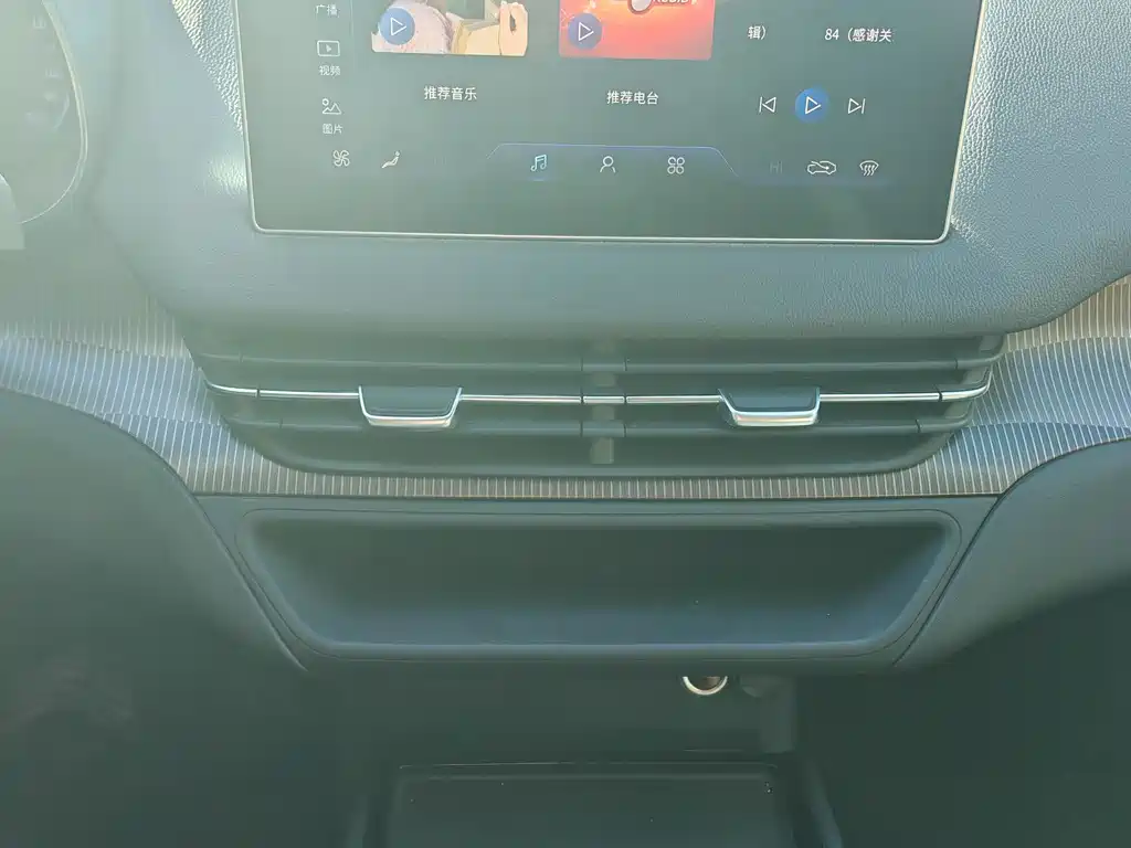 Hongqi Hongqi E-QM5 2023 Basic Mobility Edition 2022 - thumbnail 5