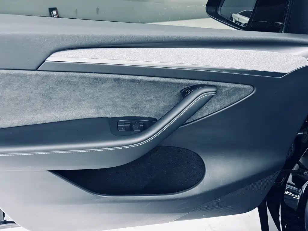 Tesla Model Y 2023 Rear-Wheel Drive 2024 - thumbnail 13