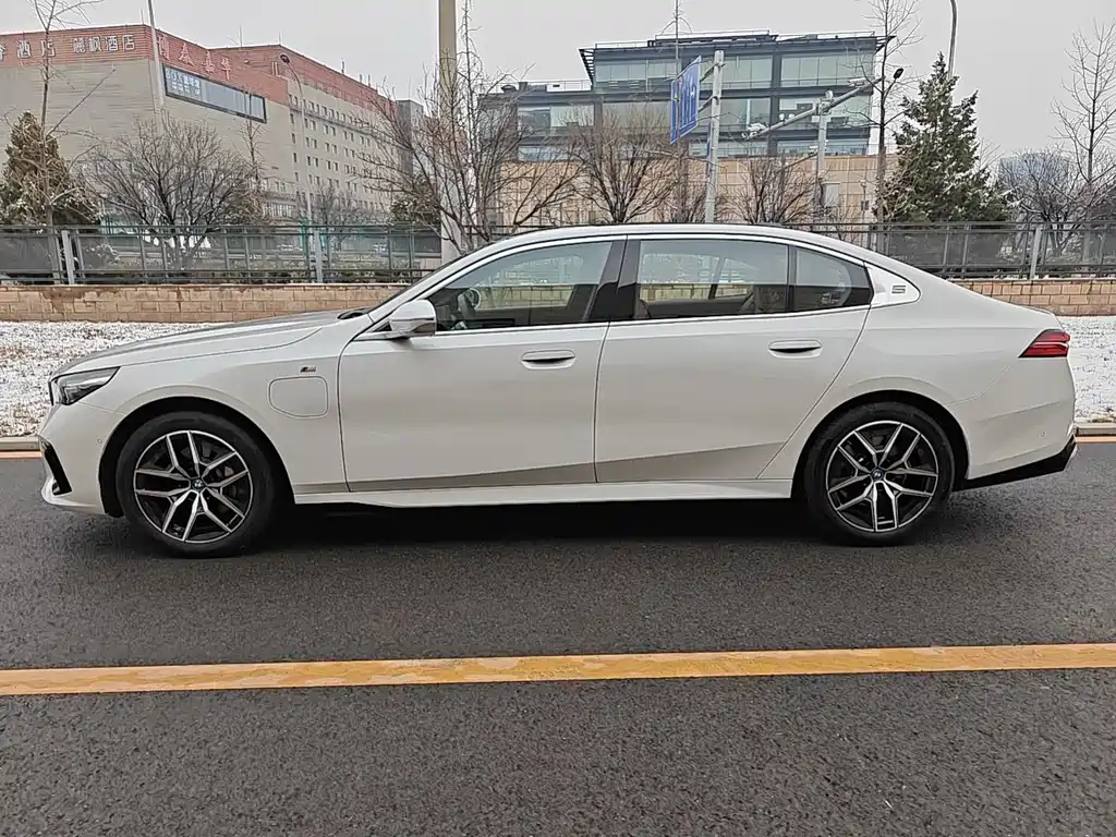 BMW BMW i5 2024 eDrive 35L M Sport Package 2025 - thumbnail 3