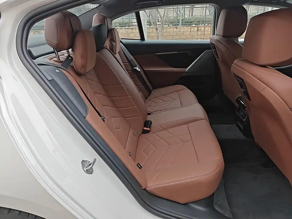 BMW BMW i5 2024 eDrive 35L M Sport Package 2025 - thumbnail 9