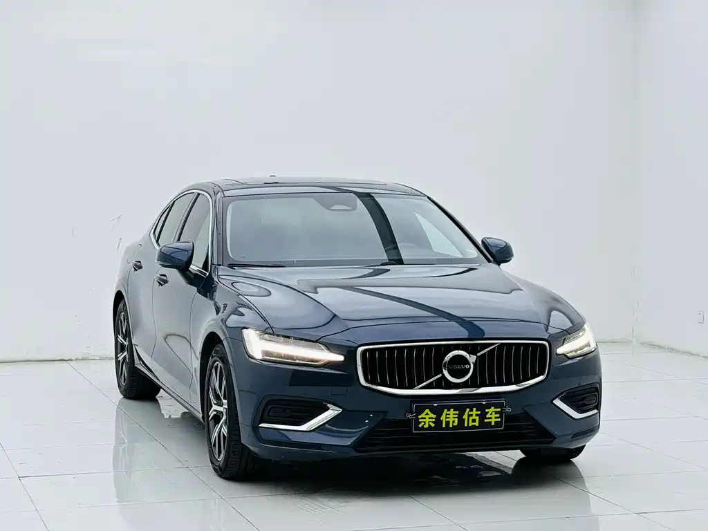 Volvo Volvo S60 2023 B4 Momentum Luxury Edition 2023