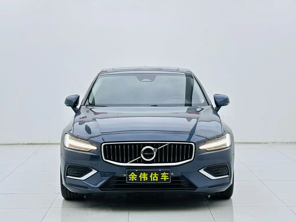 Volvo Volvo S60 2023 B4 Momentum Luxury Edition 2023 - thumbnail 2