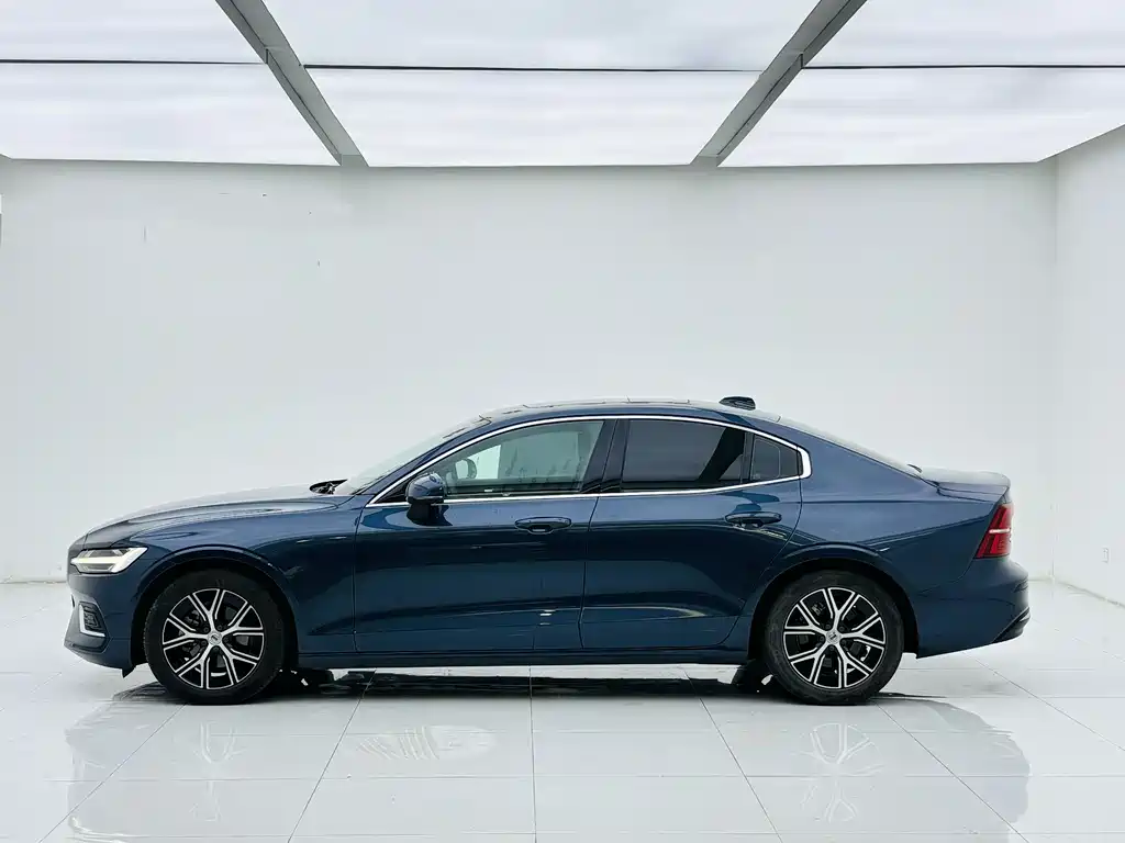 Volvo Volvo S60 2023 B4 Momentum Luxury Edition 2023 - thumbnail 4