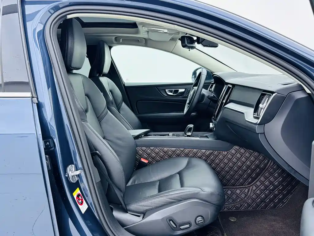 Volvo Volvo S60 2023 B4 Momentum Luxury Edition 2023 - thumbnail 15