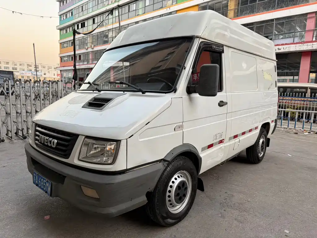 Iveco IVECO得意 2017 2.8T V35 Cargo Van Medium Roof 3/6 Seats 43S5 Wait, let me correct this - "得意" is actually "DeYi" in pinyin, which IVECO uses as a model name in China: IVECO DeYi 2017 2.8T V35 Cargo Van Medium Roof 3/6 Seats 43S5 2019
