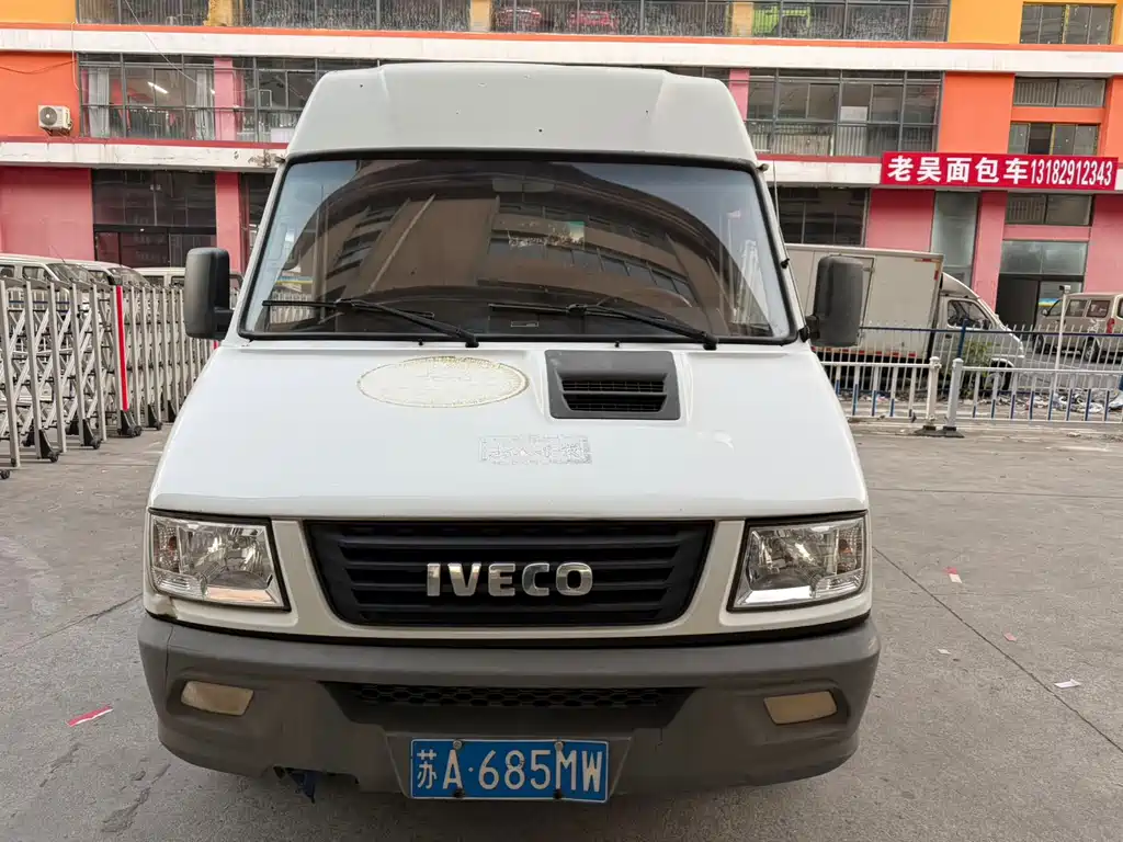 Iveco IVECO得意 2017 2.8T V35 Cargo Van Medium Roof 3/6 Seats 43S5 Wait, let me correct this - "得意" is actually "DeYi" in pinyin, which IVECO uses as a model name in China: IVECO DeYi 2017 2.8T V35 Cargo Van Medium Roof 3/6 Seats 43S5 2019 - thumbnail 2