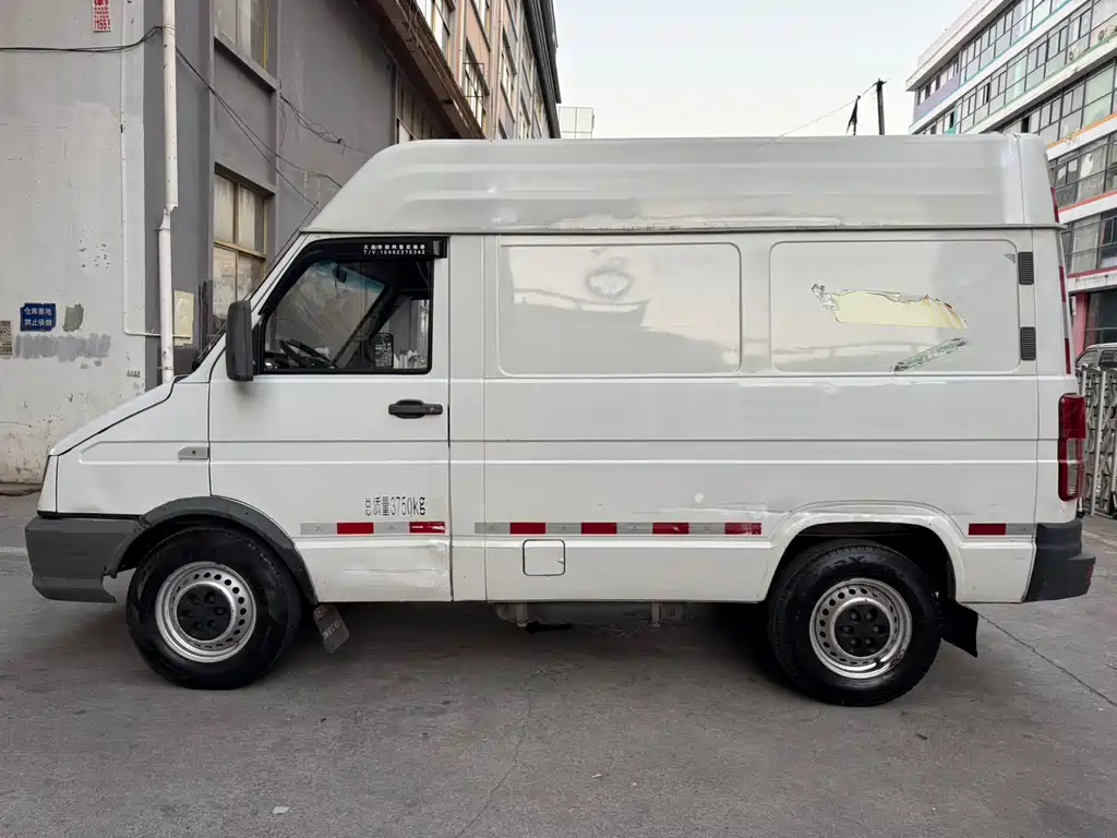 Iveco IVECO得意 2017 2.8T V35 Cargo Van Medium Roof 3/6 Seats 43S5 Wait, let me correct this - "得意" is actually "DeYi" in pinyin, which IVECO uses as a model name in China: IVECO DeYi 2017 2.8T V35 Cargo Van Medium Roof 3/6 Seats 43S5 2019 - thumbnail 3