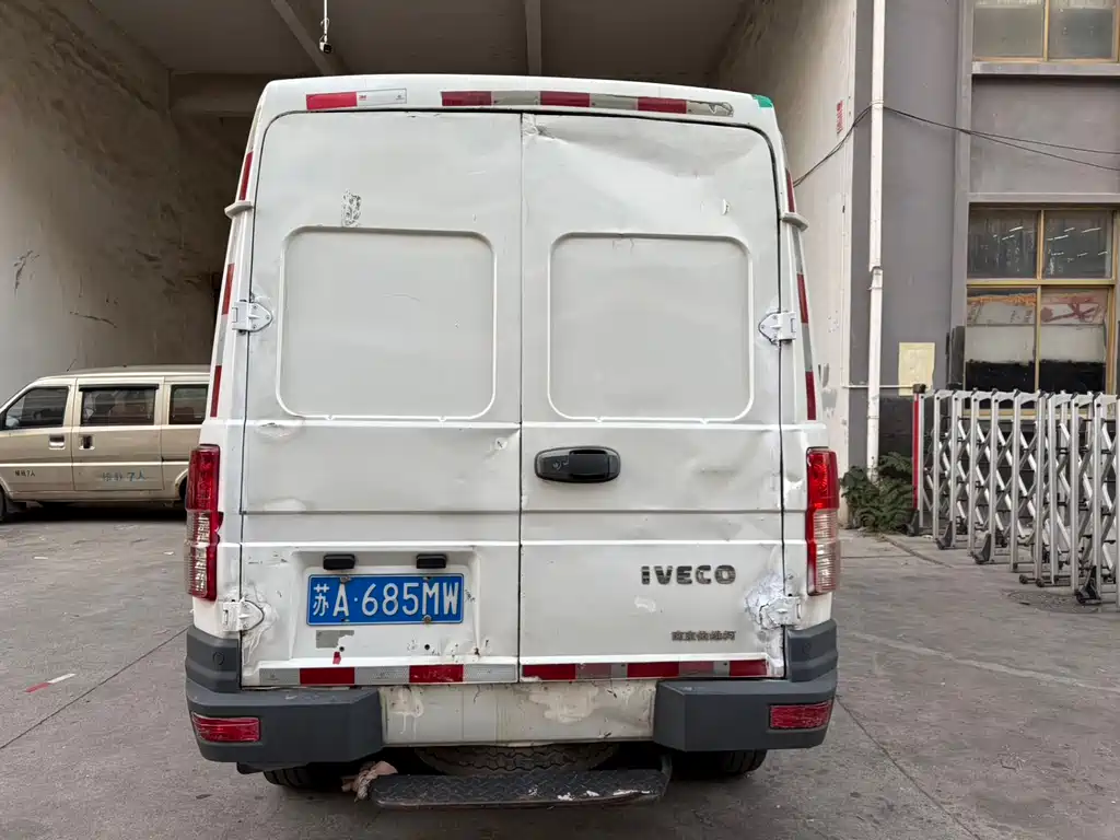 Iveco IVECO得意 2017 2.8T V35 Cargo Van Medium Roof 3/6 Seats 43S5 Wait, let me correct this - "得意" is actually "DeYi" in pinyin, which IVECO uses as a model name in China: IVECO DeYi 2017 2.8T V35 Cargo Van Medium Roof 3/6 Seats 43S5 2019 - thumbnail 4