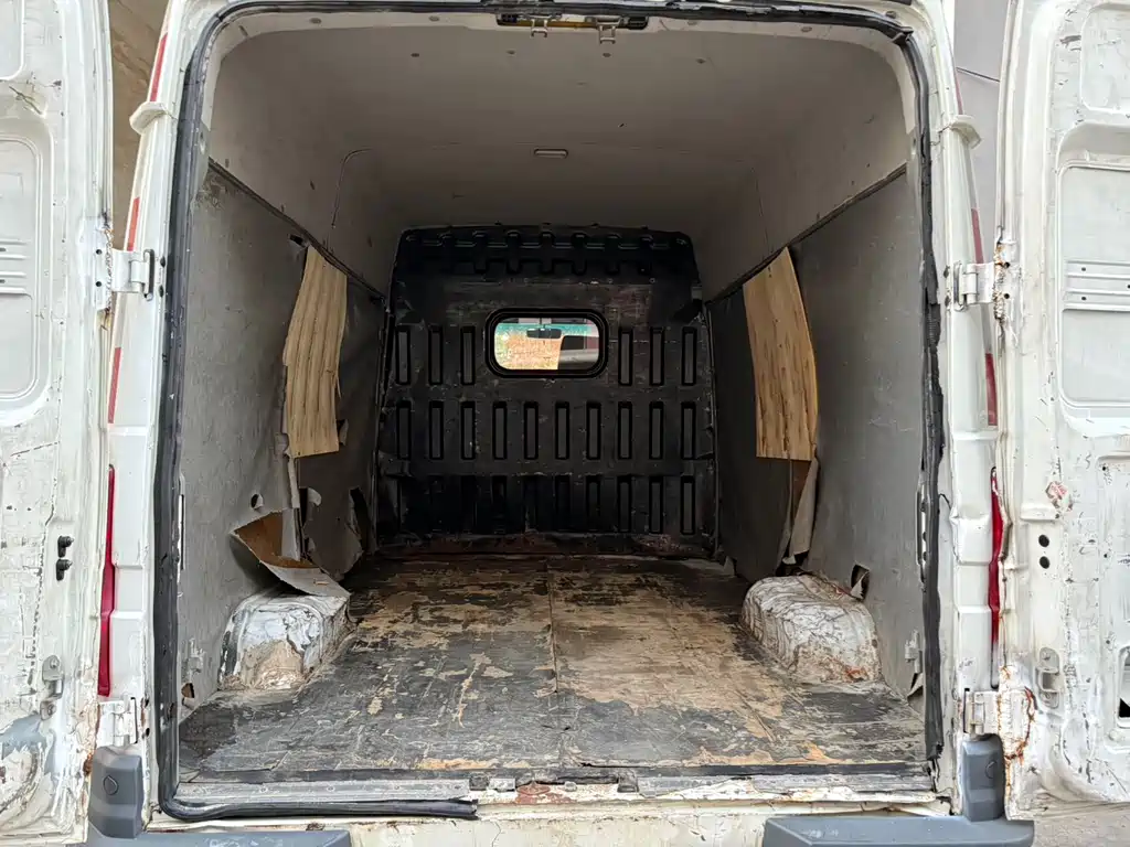 Iveco IVECO得意 2017 2.8T V35 Cargo Van Medium Roof 3/6 Seats 43S5 Wait, let me correct this - "得意" is actually "DeYi" in pinyin, which IVECO uses as a model name in China: IVECO DeYi 2017 2.8T V35 Cargo Van Medium Roof 3/6 Seats 43S5 2019 - thumbnail 5