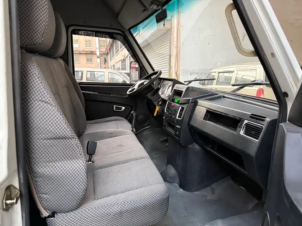 Iveco IVECO得意 2017 2.8T V35 Cargo Van Medium Roof 3/6 Seats 43S5 Wait, let me correct this - "得意" is actually "DeYi" in pinyin, which IVECO uses as a model name in China: IVECO DeYi 2017 2.8T V35 Cargo Van Medium Roof 3/6 Seats 43S5 2019 - thumbnail 6