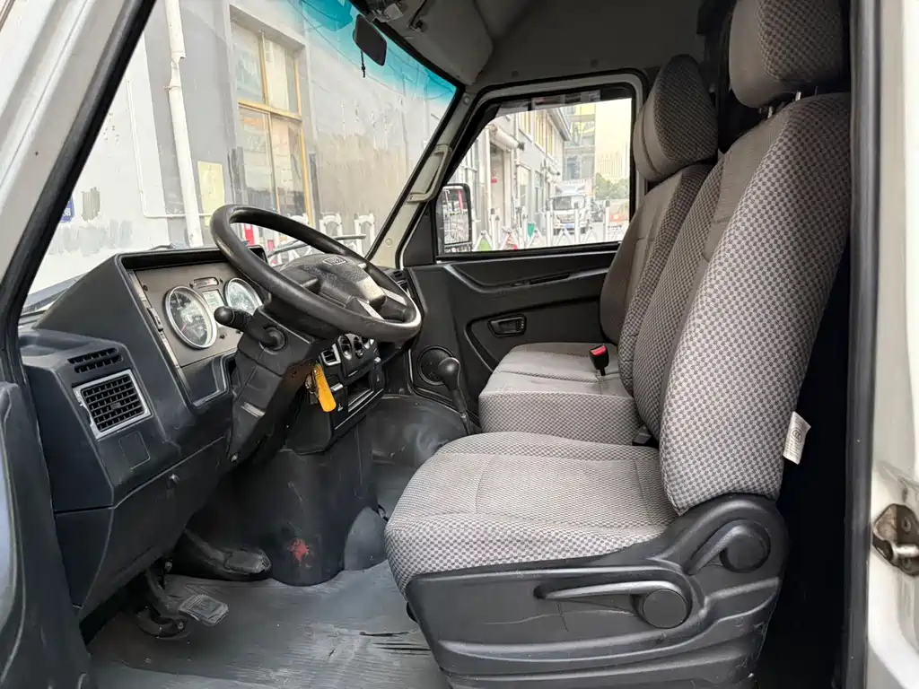 Iveco IVECO得意 2017 2.8T V35 Cargo Van Medium Roof 3/6 Seats 43S5 Wait, let me correct this - "得意" is actually "DeYi" in pinyin, which IVECO uses as a model name in China: IVECO DeYi 2017 2.8T V35 Cargo Van Medium Roof 3/6 Seats 43S5 2019 - thumbnail 7