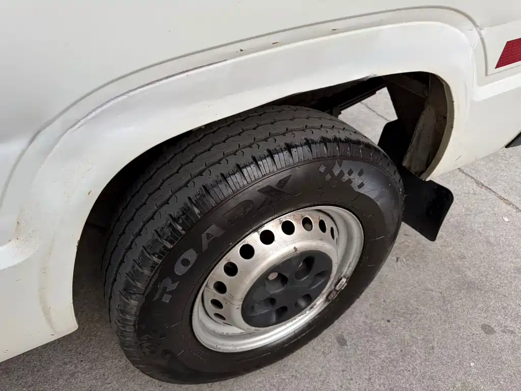 Iveco IVECO得意 2017 2.8T V35 Cargo Van Medium Roof 3/6 Seats 43S5 Wait, let me correct this - "得意" is actually "DeYi" in pinyin, which IVECO uses as a model name in China: IVECO DeYi 2017 2.8T V35 Cargo Van Medium Roof 3/6 Seats 43S5 2019 - thumbnail 8