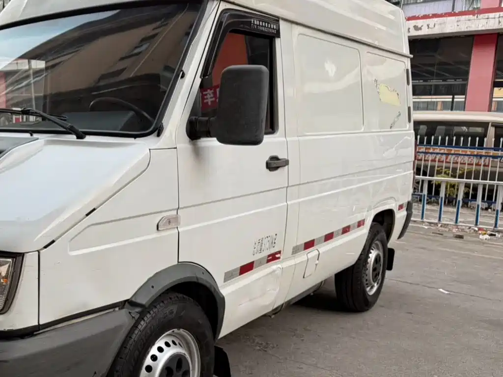 Iveco IVECO得意 2017 2.8T V35 Cargo Van Medium Roof 3/6 Seats 43S5 Wait, let me correct this - "得意" is actually "DeYi" in pinyin, which IVECO uses as a model name in China: IVECO DeYi 2017 2.8T V35 Cargo Van Medium Roof 3/6 Seats 43S5 2019 - thumbnail 9