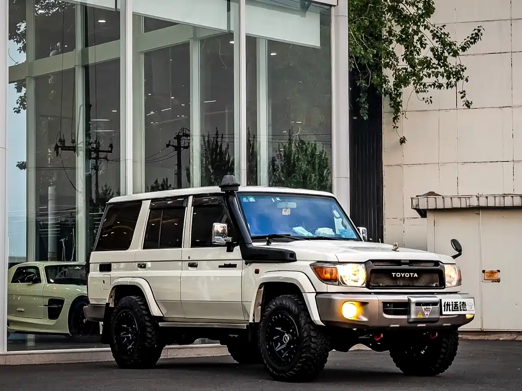 Toyota Toyota Land Cruiser LC76 2010 4.0L Middle East Version 2012 - thumbnail 2