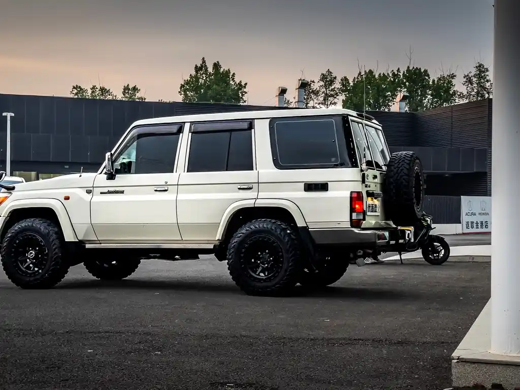 Toyota Toyota Land Cruiser LC76 2010 4.0L Middle East Version 2012 - thumbnail 3