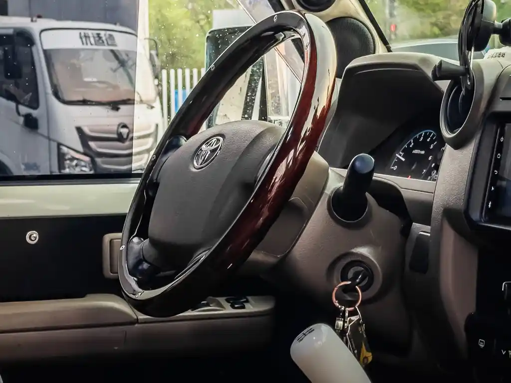 Toyota Toyota Land Cruiser LC76 2010 4.0L Middle East Version 2012 - thumbnail 6