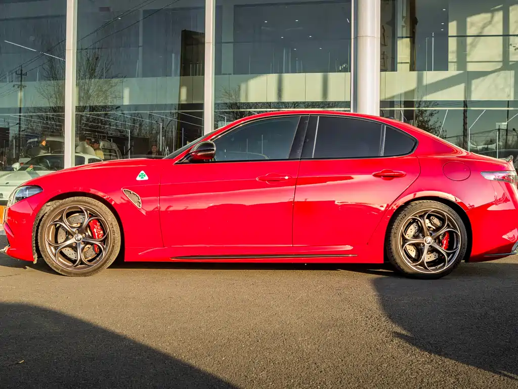 Alfa Romeo Alfa Romeo Giulia 2023 2.9T V6 520HP Quadrifoglio 2025 - thumbnail 3