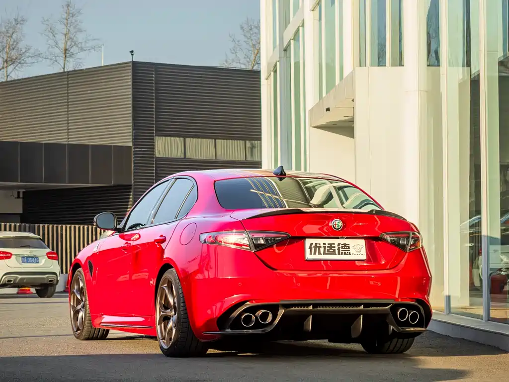 Alfa Romeo Alfa Romeo Giulia 2023 2.9T V6 520HP Quadrifoglio 2025 - thumbnail 4