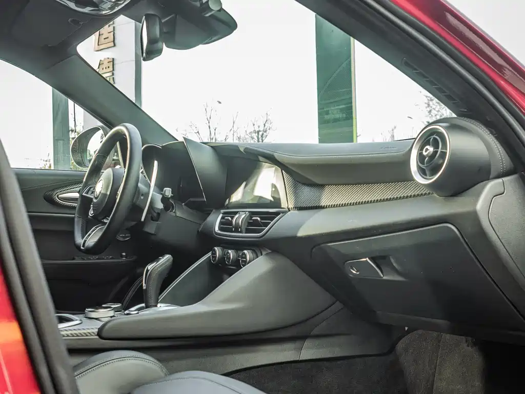 Alfa Romeo Alfa Romeo Giulia 2023 2.9T V6 520HP Quadrifoglio 2025 - thumbnail 10