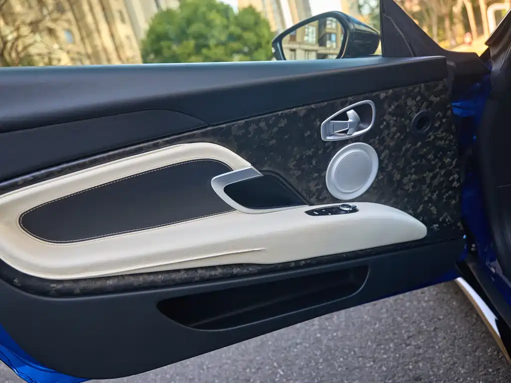 Aston Martin Aston Martin DB11 2019 4.0T V8 Coupe 2021 - thumbnail 14