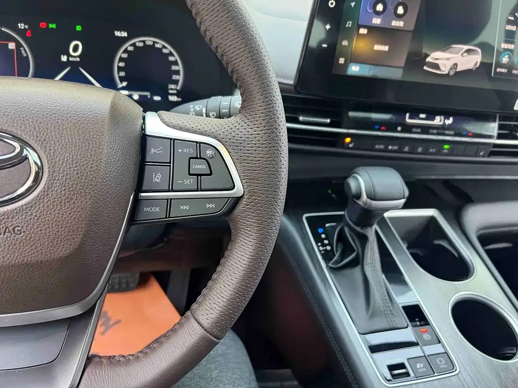 Toyota Toyota Granvia 2026 Model 2.5L Hybrid Premium PLUS AWD Version 2026 - thumbnail 14
