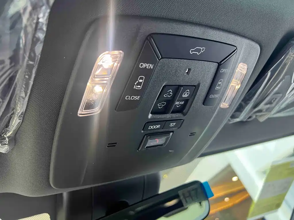 Toyota Toyota Granvia 2026 Model 2.5L Hybrid Premium PLUS AWD Version 2026 - thumbnail 18