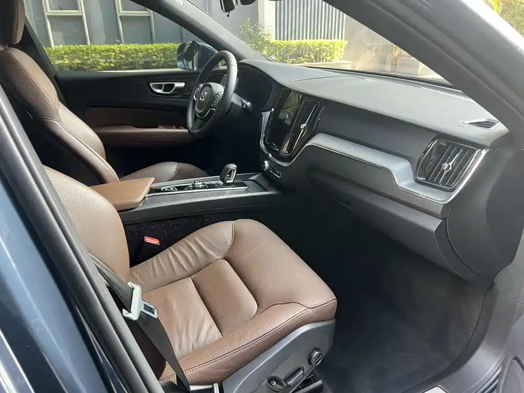 Volvo Volvo XC60 2024 B5 AWD Intelligent Luxury Edition 2023 - thumbnail 5