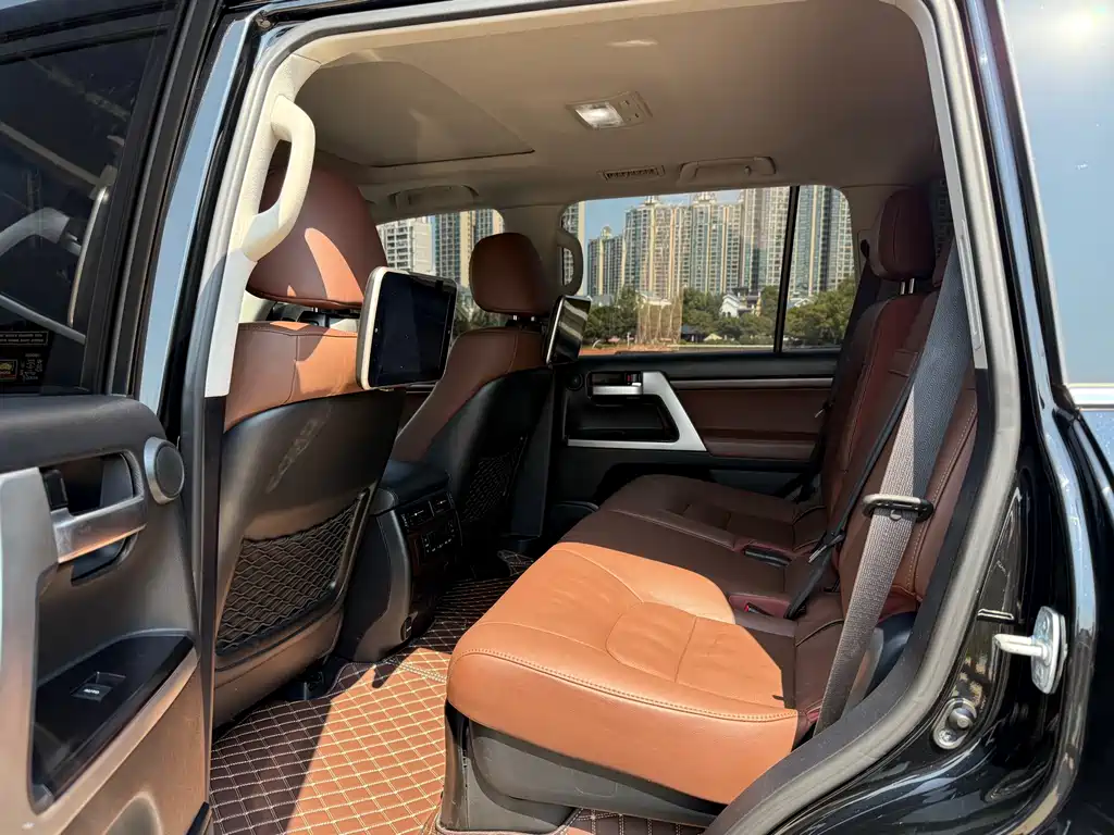Toyota Land Cruiser (Imported) 2019 Model 5.7L Automatic 2019 - thumbnail 6